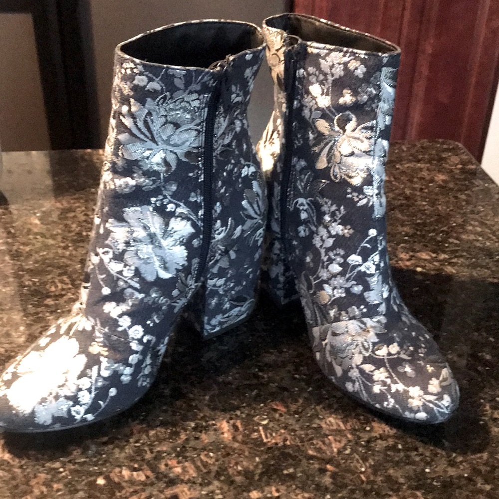 Gorgeous embroidered boots!